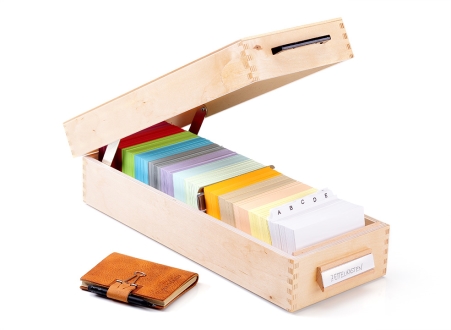 Zettelkasten zu Hause auf dem Schreibtisch