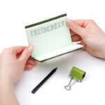 Die Lederhülle und der Sloop sorgen dafür, dass man die Karteikarten immer bei sich tragen kann