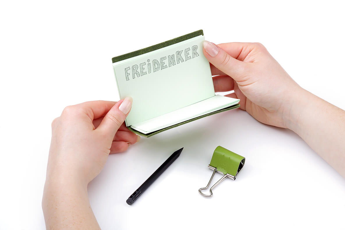 Die Lederhülle und der Sloop sorgen dafür, dass man die Karteikarten immer bei sich tragen kann