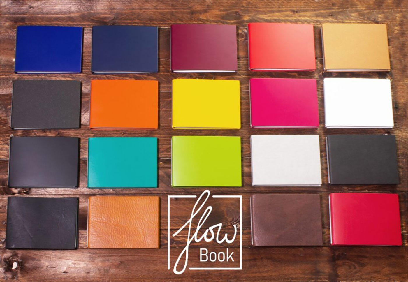 Verschiedenfarbige X17 Flowbooks auf einem Holzschreibtisch