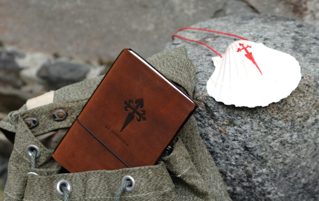 X17 Pilgertagebuch Leder A6 begleitet Euch auf der langen Reise nach Santigao de Compostela. Im Format A6 passt er in jeden Rucksack.