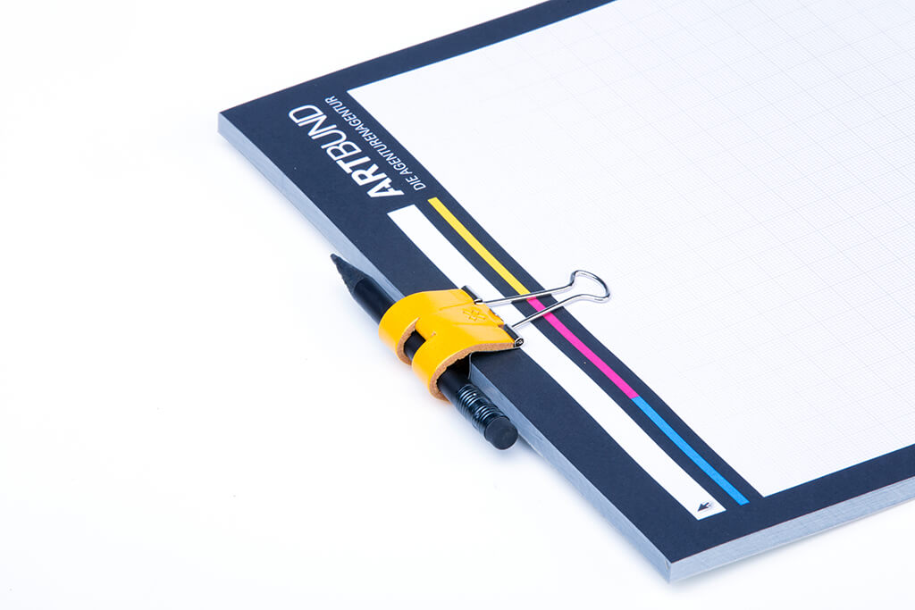 Sloop hat viele Einsatzmöglichkeiten! Hier als Stiftklemme für Schreibblöcke A4