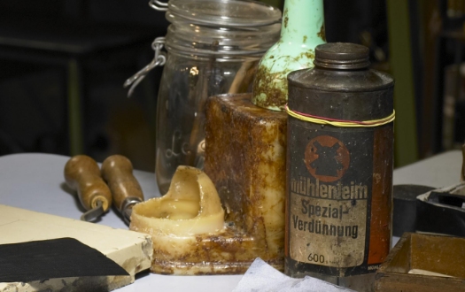 Je nach Zusatz von Chemikalien oder natürlichen Gerbstoffen wird das Leder bretthart oder butterweich.