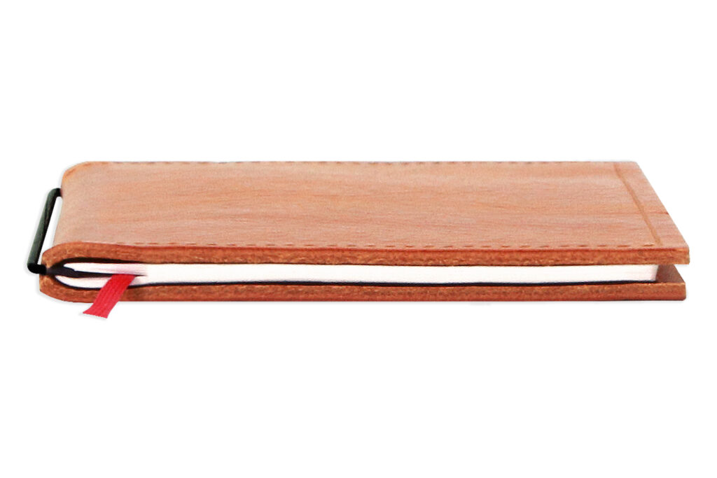 X17-Notes A5 von der Seite, ultra flach, Naturleder, cognac. Auch als Adressregister nutzbar