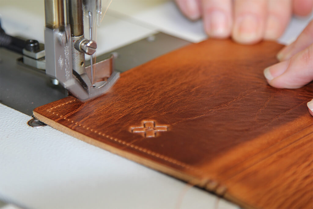 Handwerkliches Können bei X17- Hüllen steppen. Hier wird auch Ihr individuelles Weintagebuch aus Leder angefertigt