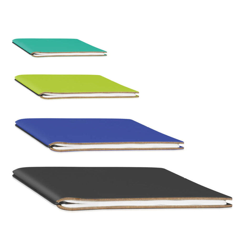 Formate A4, A5, A6, A7 von X17 Notes, schlank und minimalistisch aus einer Queransicht in verschiedenen Farben