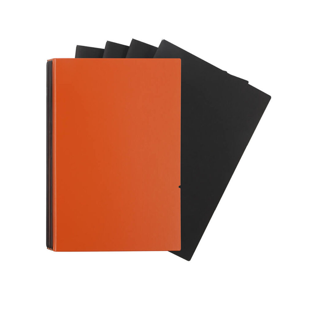 X17 Tagesplaner im Format A5 mit vier ElastiX, aus Lefa, orange. Vier schwarze Hefte schauen heraus