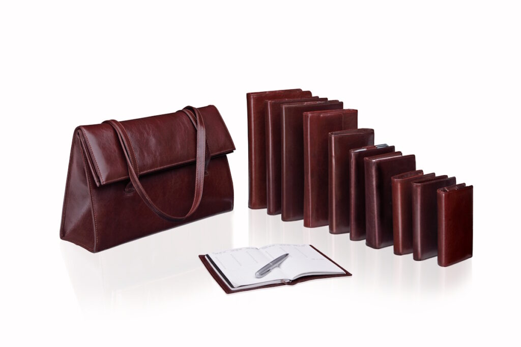 Die X47-Produktpalette wird vorgestellt: Formate A5 bis A7, Terminkalendarien, Konzepte, Materialien hier aus Leder mahagoni