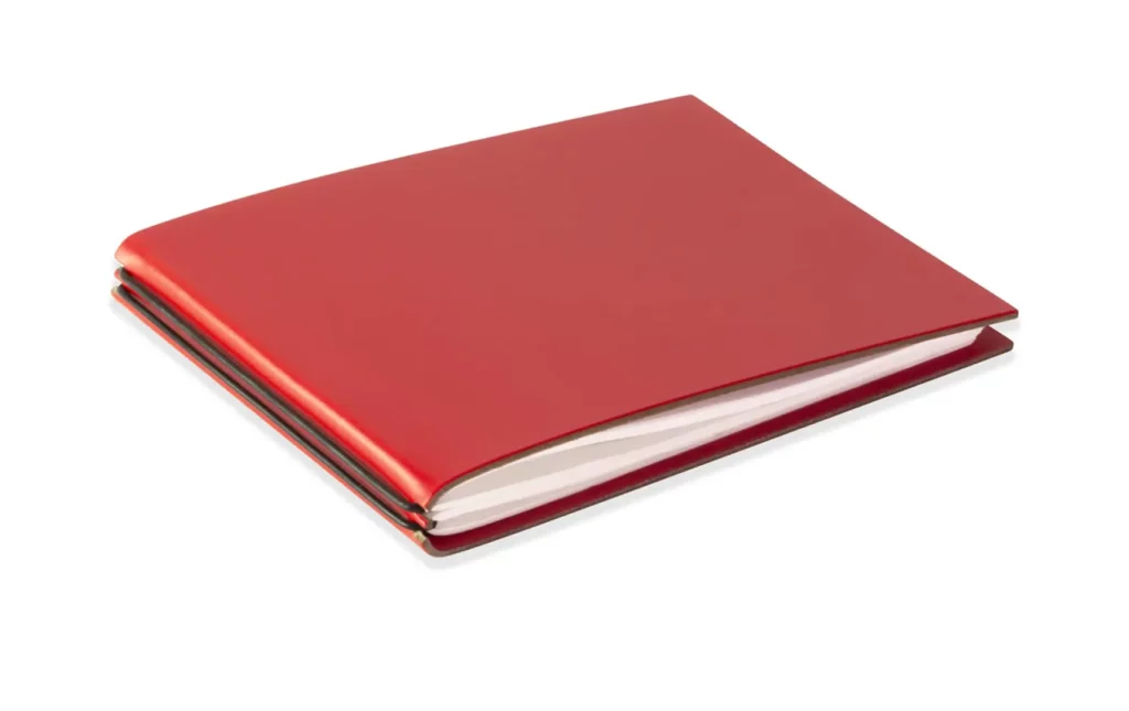 Rotes flowbook Notizbuch in Querformat mit hochwertigem Einband und sichtbarer ElastiX Bindung