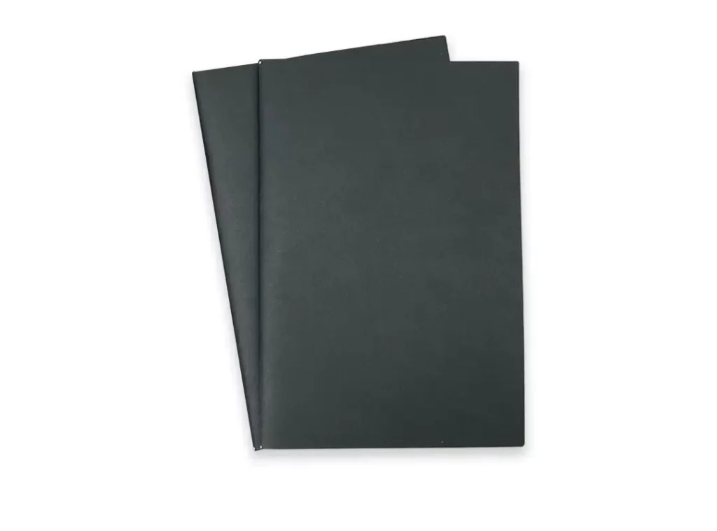 Fächerförmige Anordnung von zwei schwarzen X17 Notizheften, ideal nutzbar als strukturierter Wochenkalender oder minimalistischer Wochenplaner.