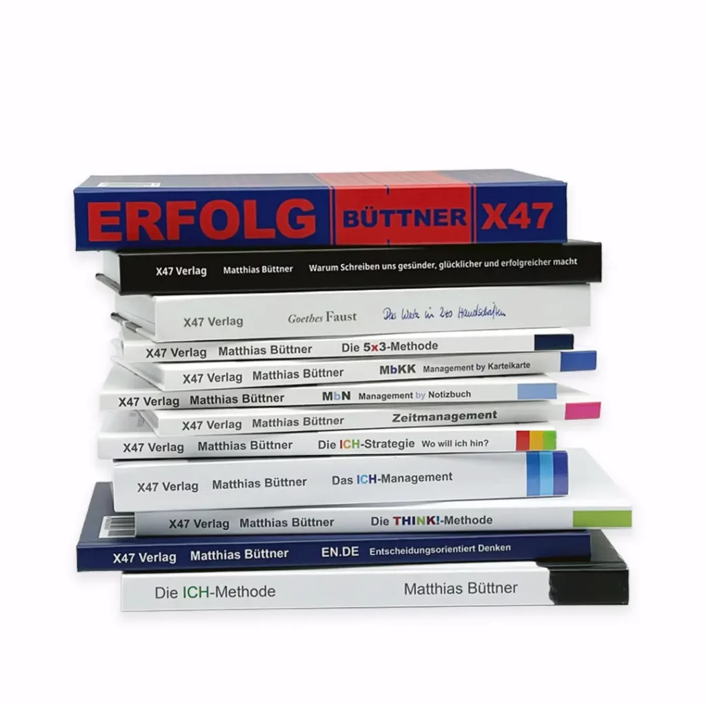 Ein Stapel verschiedener Fachbücher und Ratgeber des X47 Verlags von Autor Matthias Büttner, die wertvolles Know-how zu Themen wie Zeitmanagement, Selbstorganisation und der „ICH-Strategie“ vermitteln.