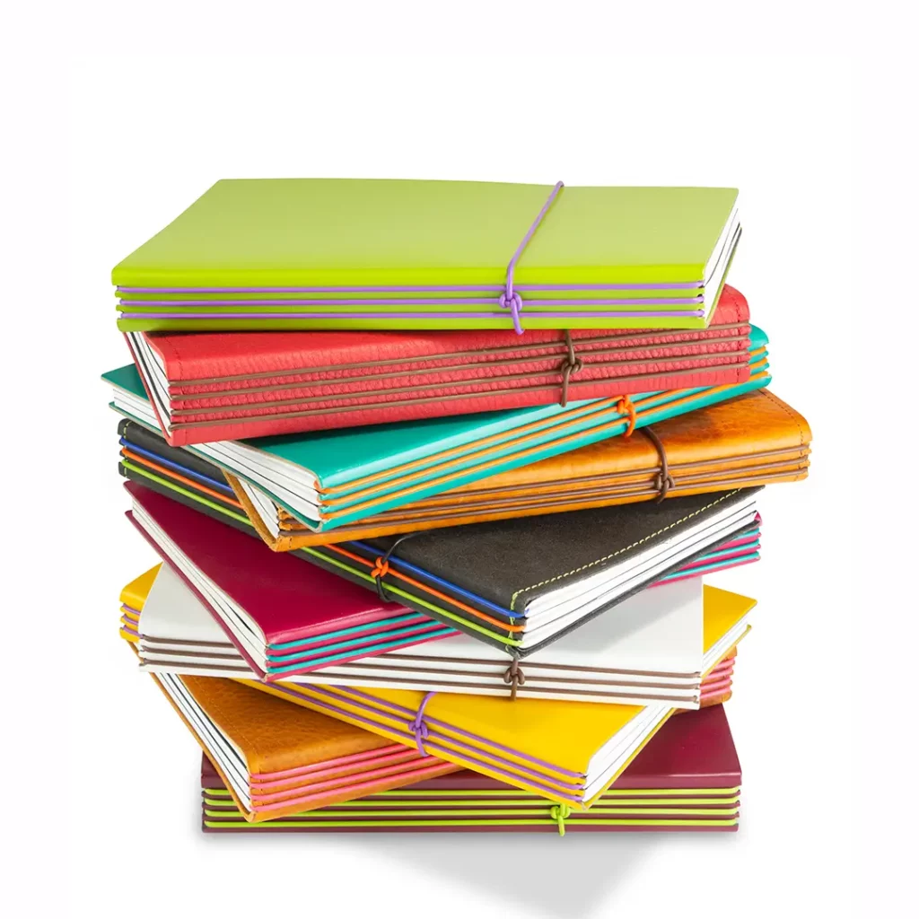 Stapel aus farbenfrohen Terminlanern mit Einbänden aus Lefa (Lederfasermaterial), fixiert durch bunte Gummibänder auf weißem Hintergrund.