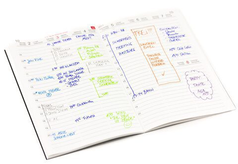 X17 Wochenkalender Classic – eine Woche auf zwei Seiten. Geöffneter handschriftlich geführter Wochenplaner mit bunten Termineinträgen, Notizen und Skizzen auf weißem Papier.