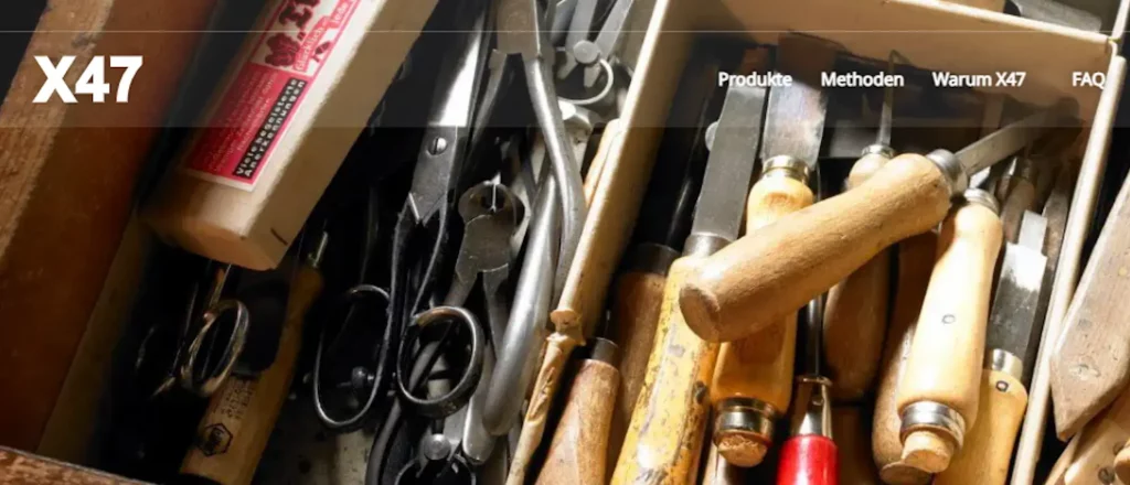 Nahaufnahme einer Werkzeugschublade mit Schnitzwerkzeugen, Zangen und Scheren unter dem Logo X47 – Link zum X47 Blog.
