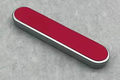 Elegante, längliche Aluminium-Box mit roter Leder-Veredelung auf dem Deckel – geschlossen.