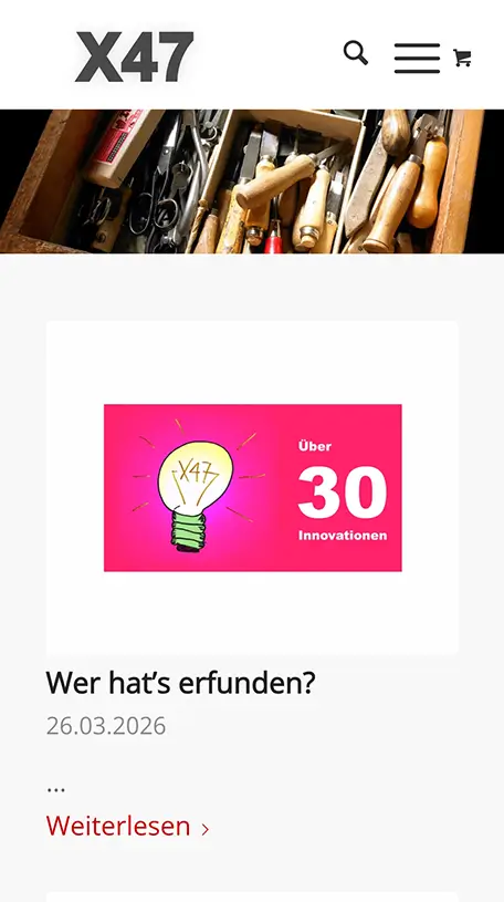 Screenshot einer mobilen X47-Webseite. Oben sind das X47-Logo, eine Suchfunktion und ein Menüsymbol zu sehen. Darunter folgt ein Bannerbild mit Werkzeugen in einer Schublade. Im Hauptbereich wird ein Blogbeitrag mit einer pinken Grafik einer Glühbirne und dem Text „Über 30 Innovationen“ angezeigt. Die Überschrift lautet „Wer hat’s erfunden?“, darunter das Datum „26.03.2026“ und der Link „Weiterlesen“.